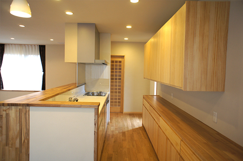 白を基調とした壁に、木質調がマッチしたキッチン